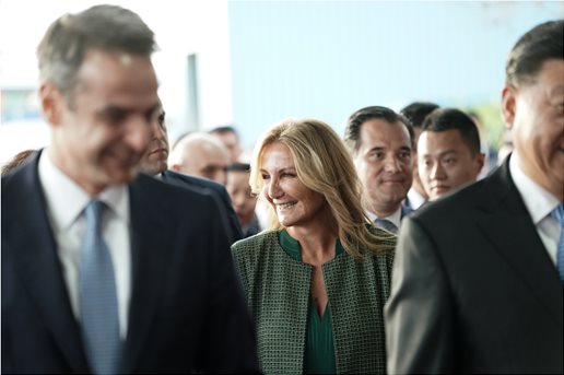 , Στην Cosco και η Μαρέβα Μητσοτάκη – Εντυπωσίασε με το πράσινο παλτό που αγόρασε στην Κίνα