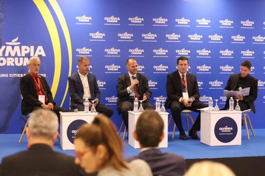 Από αριστερά: Αντώνης Γρηγορόπουλος, Πρόεδρος, Πανελλήνια Ένωση Ιδιοκτητών Ραδιοφωνικών Σταθμών - Σπύρος Καμπιώτης, Αντιπρόεδρος, Ένωση Ενημερωτικών Τηλεοράσεων, Ε.Ε.Τ.Ε.Π. - Γιώργος Μιχαλόπουλος, Πρόεδρος ΣΗΠΕ, Σύνδεσμος Ημερήσιων Περιφερειακών Εφημερίδων - Δημήτρης Κιρμικίρογλου, Γενικός Γραμματέας Επικοινωνίας και Ενημέρωσης, Προεδρία της Κυβέρνησης - Διονύσης Βαρουξής, Εκδότης Εφημερίδας “ΠΑΤΡΙΣ”